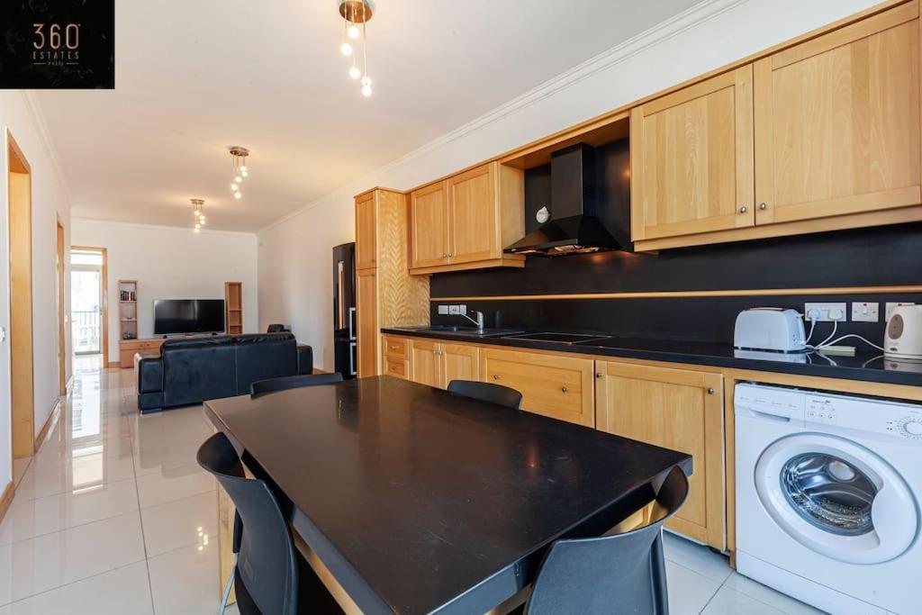 Comfortable Penthouse, Served With Lift, Wifi & Ac By 360 Estates Gzira Extérieur photo