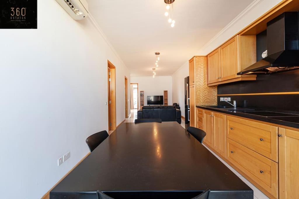 Comfortable Penthouse, Served With Lift, Wifi & Ac By 360 Estates Gzira Extérieur photo