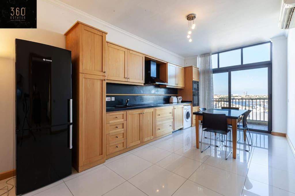 Comfortable Penthouse, Served With Lift, Wifi & Ac By 360 Estates Gzira Extérieur photo