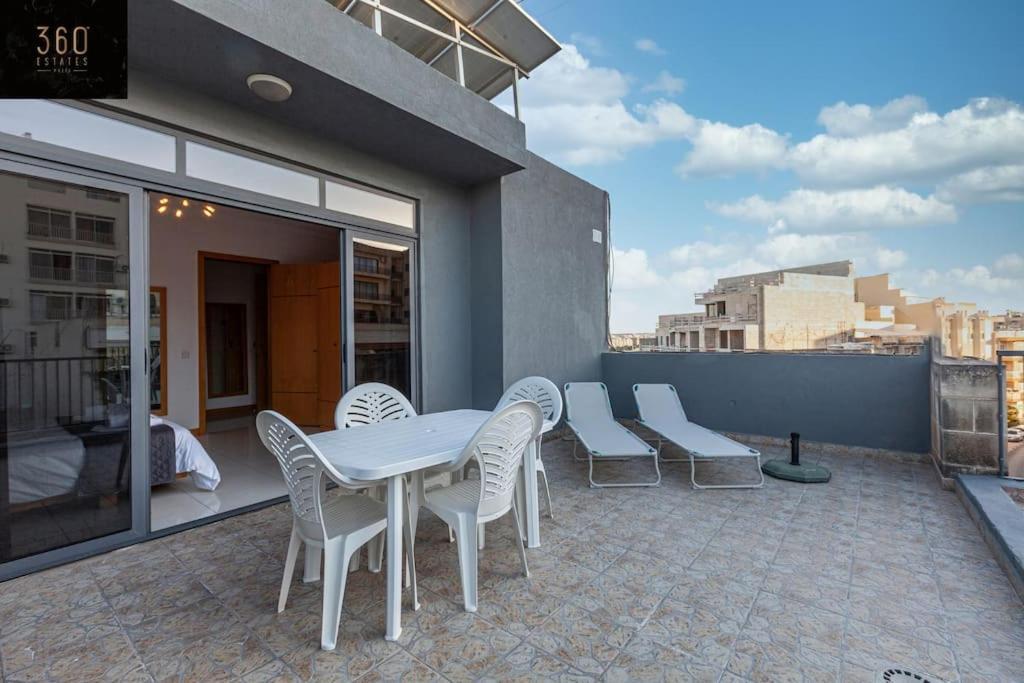 Comfortable Penthouse, Served With Lift, Wifi & Ac By 360 Estates Gzira Extérieur photo